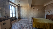 Charming village house for sale 70m² COUTARNOUX (89) with outbuildings and inner courtyard.