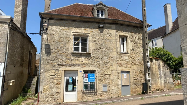 À VENDRE – Locaux professionnels au cœur du village – Ancienne agence bancaire à L'ISLE SUR SEREIN (89)