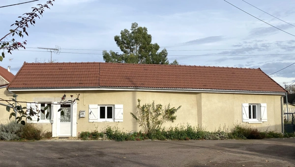 Charmante maison de plain-pied - 2 chambres- garage - jardin à ANGELY (89)