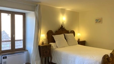 For sale: a bed and breakfast, bar, and restaurant complex in L'ISLE SUR SEREIN (89)