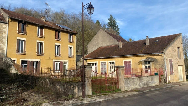Maison de caractère à la campagne – Rénovation avancée à terminer -à vendre DISSANGIS (89)-Jardin- Grange