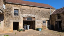 Charming village house for sale 70m² COUTARNOUX (89) with outbuildings and inner courtyard.