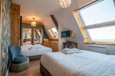 Discover this magnificent property located on the coastal road between Honfleur and Trouville sur Mer