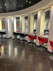 Salon de coiffure au coeur d'un centre commercial