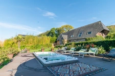 Discover this magnificent property located on the coastal road between Honfleur and Trouville sur Mer