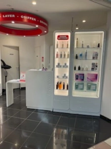 Salon de coiffure au coeur d'un centre commercial