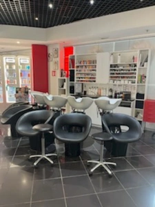 Salon de coiffure au coeur d'un centre commercial