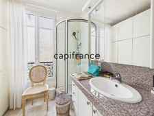 Two-room apartment ideally located very close to Rue du Commerce