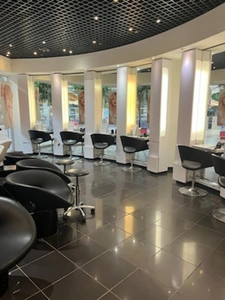 Salon de coiffure au coeur d'un centre commercial