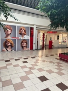 Salon de coiffure au coeur d'un centre commercial