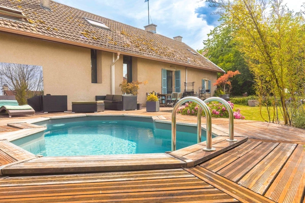  A vendre Corps de ferme de caractère avec piscine, dépendances et équipements récents – Corcelles-les-Monts
