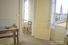 Maison de ville en pierre de 130m2 avec cour et préau- A rénover