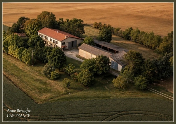 PERGAIN-TAILLAC(32) Maison de caractère 160m2 avec dépendances - Vue dominante - Terrain 11605m2 