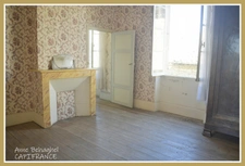 Maison de ville en pierre de 130m2 avec cour et préau- A rénover