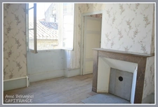 Maison de ville en pierre de 130m2 avec cour et préau- A rénover