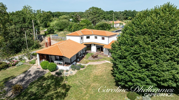 Rare aux Sables : propriété avec 3 000 m² de parc et dépendance indépendante de 65 m²