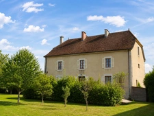 EXCLUSIVITÉ – CHAMBLAY (39380) | DEMEURE DE CARACTÈRE AVEC GÎTE, DÉPENDANCE ET POTENTIEL FONCIER