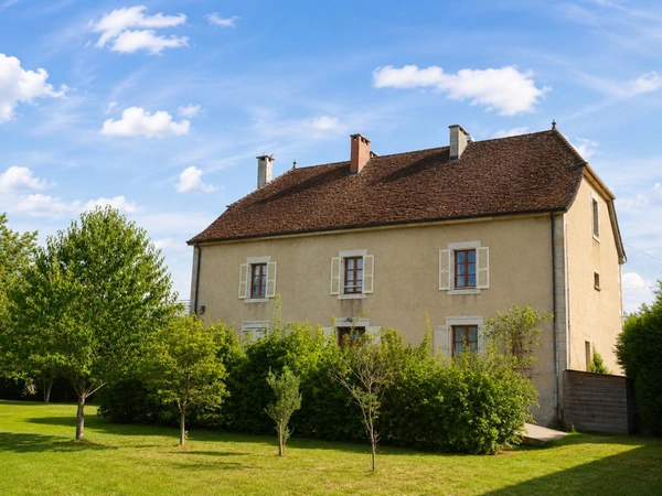 EXCLUSIVITÉ – CHAMBLAY (39380) | DEMEURE DE CARACTÈRE AVEC GÎTE, DÉPENDANCE ET POTENTIEL FONCIER