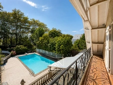 PAU (64) –  À VENDRE - Maison familiale de 213 m² - 5 chambres, bureau et piscine.