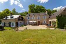 Pau (64) - À vendre Propriété de 450m2 - Forêt et prairie de 20 ha avec vue exceptionnelle sur les Pyrénées au calme.