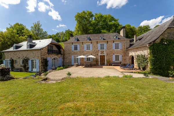 Pau (64) - À vendre Propriété de 450m2 - Forêt et prairie de 20 ha avec vue exceptionnelle sur les Pyrénées au calme.