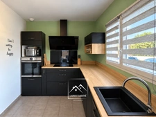 ARTIGUELOUVE (64) – À VENDRE – Maison récente de plain-pied de 92 m² – 3 chambres – Terrasse couverte, jardin et garage.