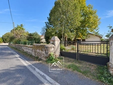 LARREULE (65) – À VENDRE – Maison ancienne rénovée de 192 m² – 4 chambres, dépendances et terrain piscinable de 2 180 m²