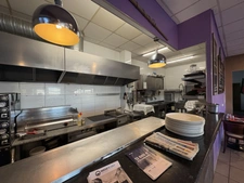 Pau (64) - À vendre fonds de commerce brasserie-pizzéria avec terrasse en zone commerciale.