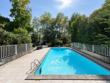 PAU (64) –  À VENDRE - Maison familiale de 213 m² - 5 chambres, bureau et piscine.