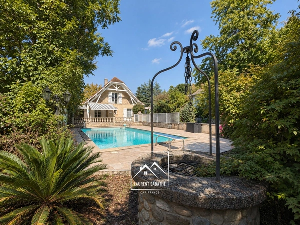 PAU (64) –  À VENDRE - Maison familiale de 213 m² - 5 chambres, bureau et piscine.