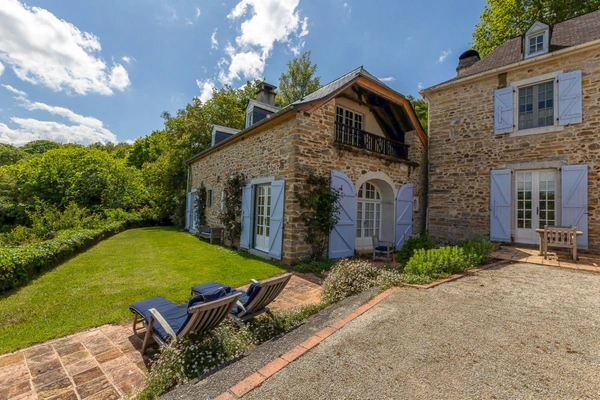 Pau (64) - À vendre Propriété de 450m2 - Forêt et prairie de 20 ha avec vue exceptionnelle sur les Pyrénées au calme.