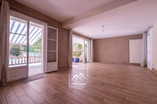 PAU (64) –  À VENDRE - Maison familiale de 213 m² - 5 chambres, bureau et piscine.