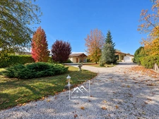 MONTRÉJEAU (31) – À VENDRE – Maison de plain-pied de 124 m² – 3 chambres et bureau – Véranda, garage et terrain de 2 576 m².