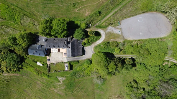 Pau (64) - À vendre Propriété de 450m2 - Forêt et prairie de 20 ha avec vue exceptionnelle sur les Pyrénées au calme.