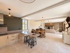 LARREULE (65) – À VENDRE – Maison ancienne rénovée de 192 m² – 4 chambres, dépendances et terrain piscinable de 2 180 m²