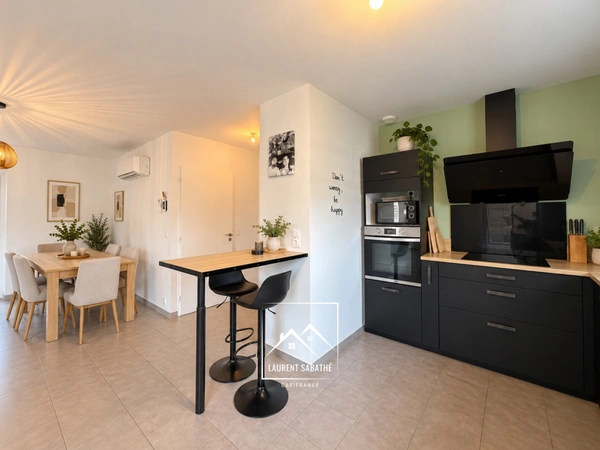 ARTIGUELOUVE (64) – À VENDRE – Maison récente de plain-pied de 92 m² – 3 chambres – Terrasse couverte, jardin et garage.