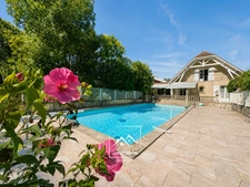 PAU (64) –  À VENDRE - Maison familiale de 213 m² - 5 chambres, bureau et piscine.