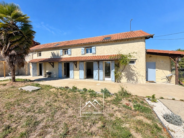 LARREULE (65) – À VENDRE – Maison ancienne rénovée de 192 m² – 4 chambres, dépendances et terrain piscinable de 2 180 m²