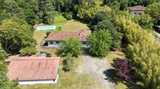 Labenne (40) - À VENDRE – Maison de plain-pied avec dépendances, piscine et terrain de 9 700 m² 