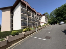 Dax (40) - À vendre studio meublé avec balcon et parking au cœur des thermes de Dax.