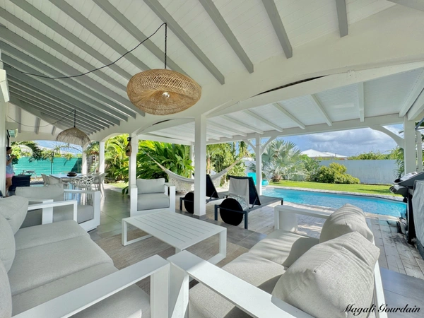 A VENDRE - EXCEPTIONNELLE VILLA CONTEMPORAINE AVEC STUDIO – SAINT-FRANÇOIS