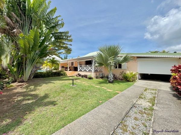 A VENDRE VILLA MEUBLÉE & TOTALEMENT EQUIPEE AVEC PISCINE – EMPLACEMENT PREMIUM