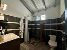 A VENDRE - EXCEPTIONNELLE VILLA CONTEMPORAINE AVEC STUDIO – SAINT-FRANÇOIS