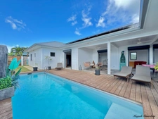 À VENDRE – SAINT-FRANÇOIS – VILLA RÉCENTE 140 M² – 3 CHAMBRES – PISCINE – AUTONOMIE EAU & ÉLECTRICITÉ