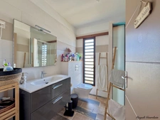 À VENDRE – SAINT-FRANÇOIS – VILLA RÉCENTE 140 M² – 3 CHAMBRES – PISCINE – AUTONOMIE EAU & ÉLECTRICITÉ
