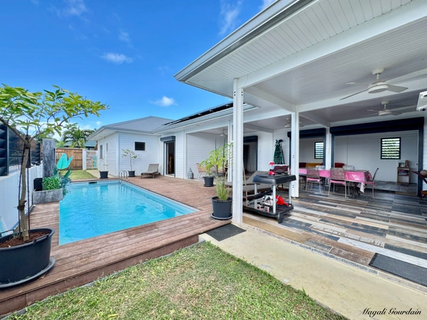 À VENDRE – SAINT-FRANÇOIS – VILLA RÉCENTE 140 M² – 3 CHAMBRES – PISCINE – AUTONOMIE EAU & ÉLECTRICITÉ