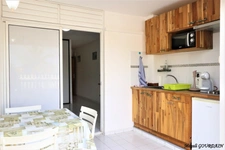 EN EXCLUSIVITÉ – LE MOULE - GRAND STUDIO MEUBLÉ – REZ-DE-CHAUSSÉE – PETITE VUE MER