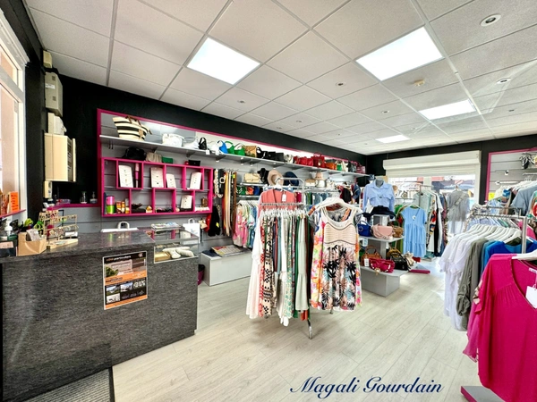 A VENDRE - FONDS DE COMMERCE PRET A PORTER FEMININ - EMPLACEMENT N°1 A SAINT FRANCOIS