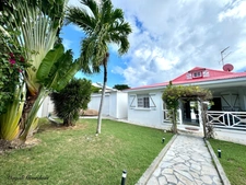 FOR SALE MAGNIFICENT VILLA AND ITS ANNEXES - SAINT FRANCOIS