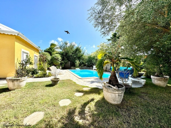 SAINT-FRANÇOIS – À 100 MÈTRES DE LA MER, ENSEMBLE IMMOBILIER DE 3 VILLAS INDÉPENDANTES
